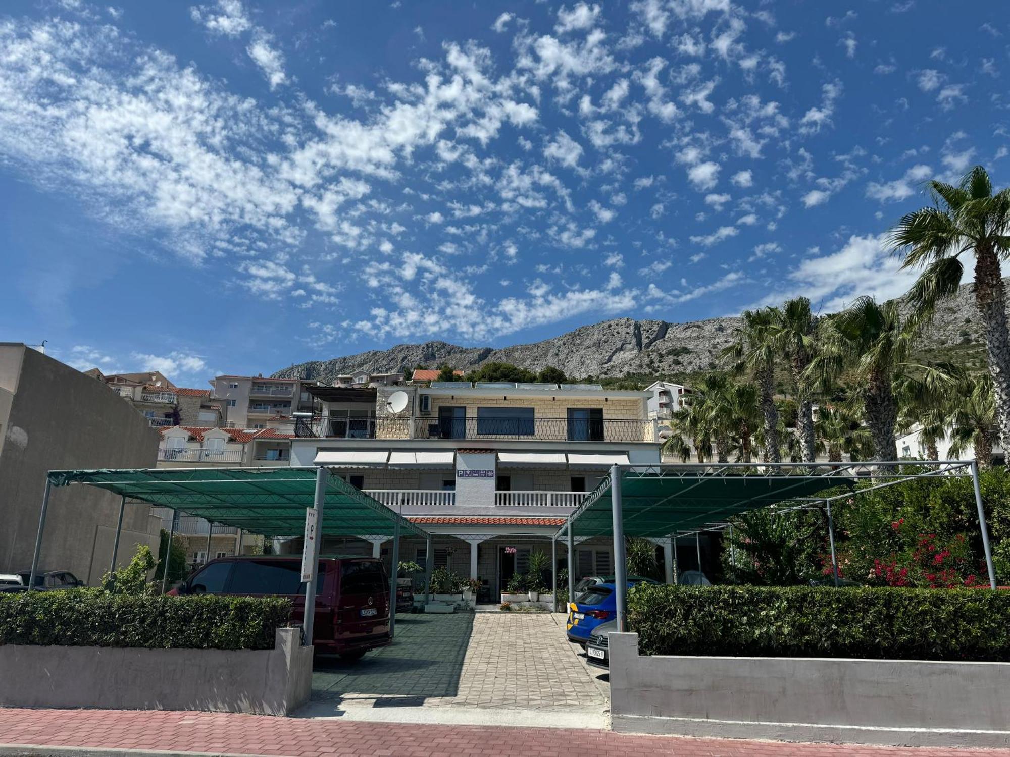 Apartmani “Kresimir” オミシュ エクステリア 写真