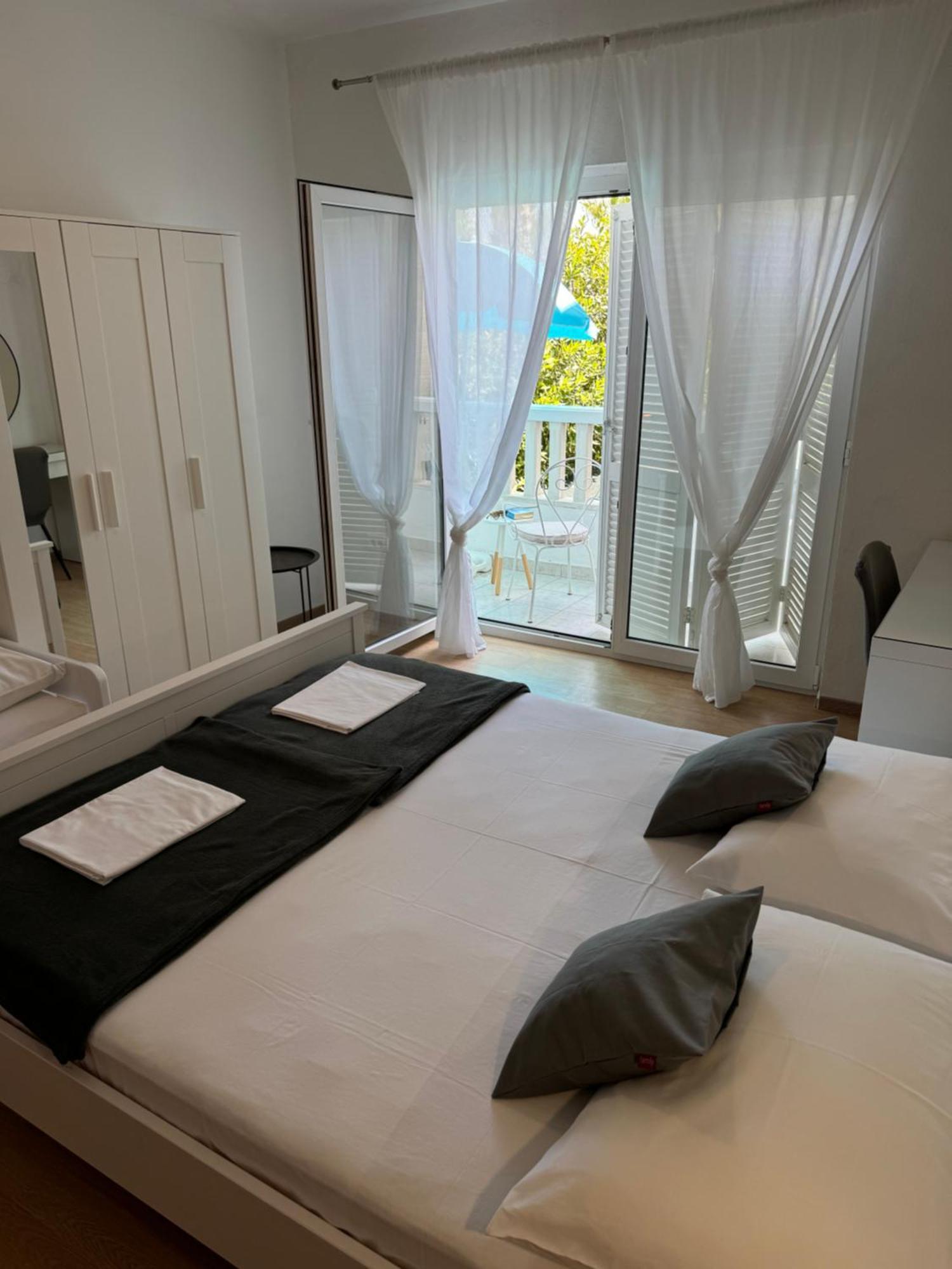 Apartmani “Kresimir” オミシュ エクステリア 写真