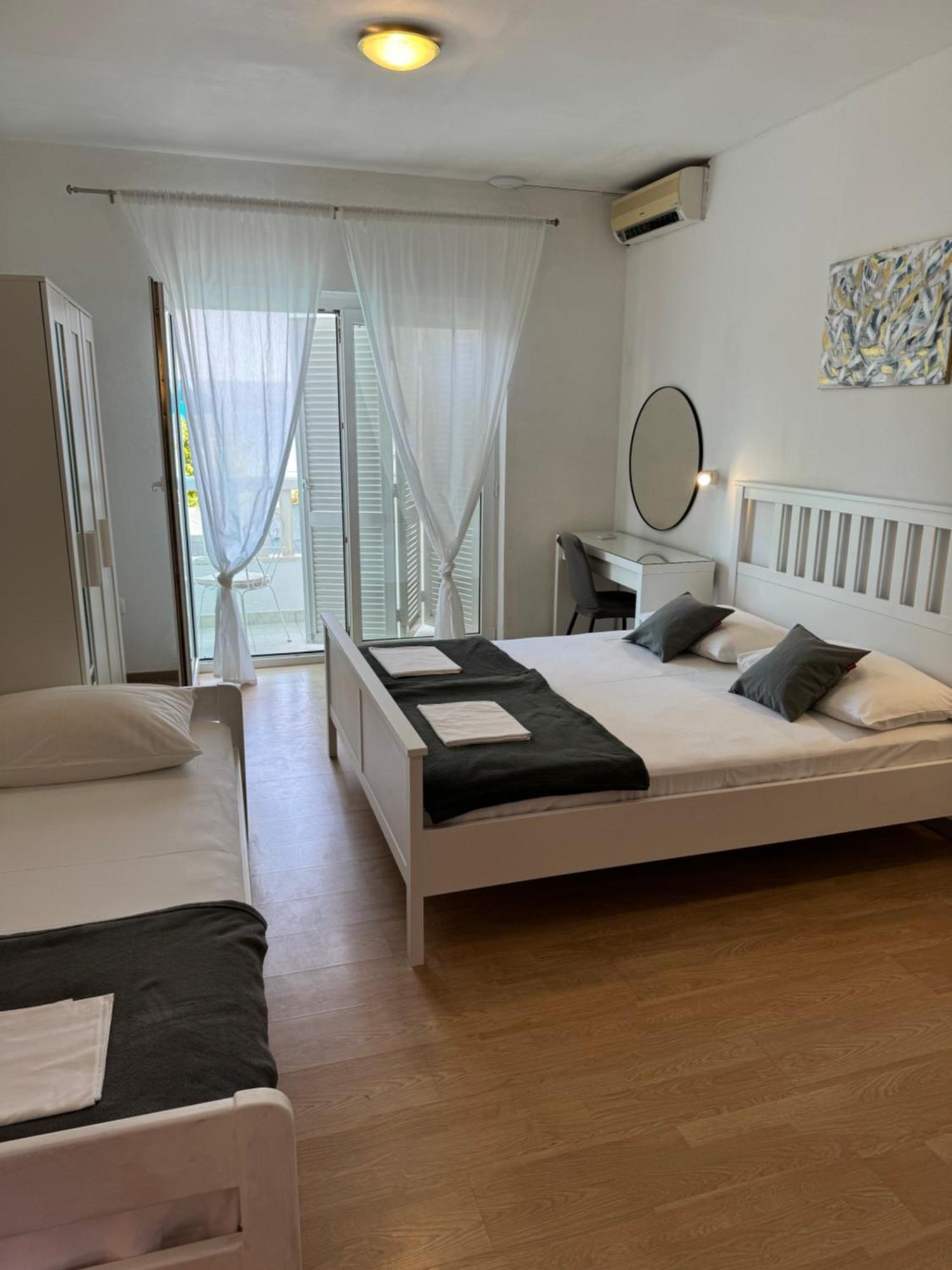 Apartmani “Kresimir” オミシュ エクステリア 写真